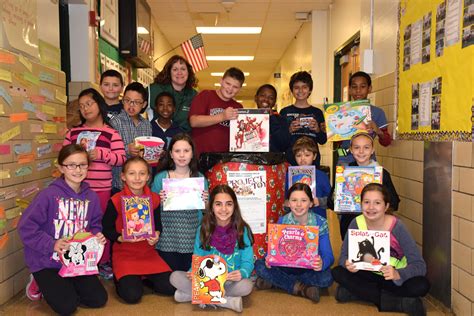 William Floyd Elementary Student Council Helps Out For The Holidays