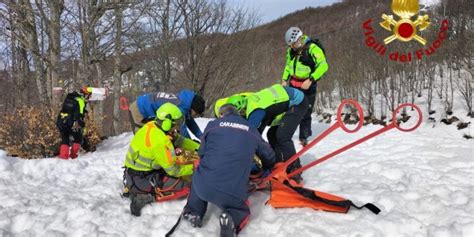 Finisce Contro Un Albero Ferito Uno Sciatore 20enne Nel Genovese