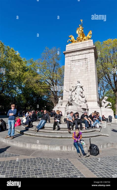 El Uss Maine Monumento Columbus Circle En La Esquina De Central Park