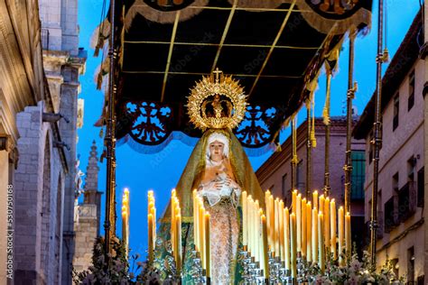 Cofradía de Nuestra Señora del Amparo de Toledo con los pasos de Virgen