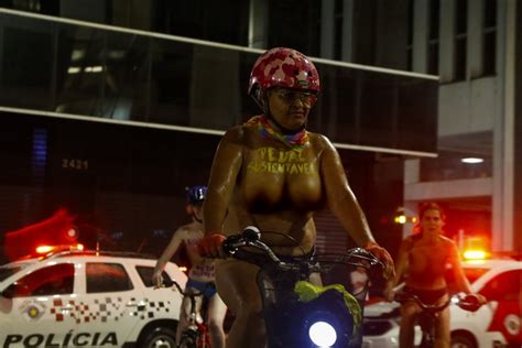 Ciclistas Pedalam Nus Sob Chuva Na Avenida Paulista Em Protesto Para