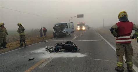 Por La Niebla Y El Humo Chocaron Una Moto Y Un Utilitario En La Ruta