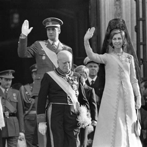 Los Reyes Juan Carlos Y Sofía En El Día De La Proclamación De Juan