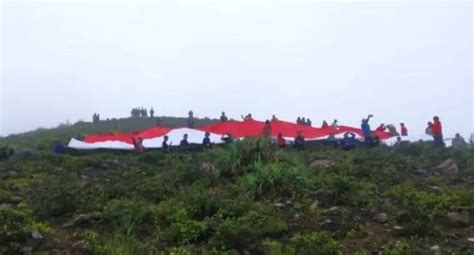 Sang Merah Putih Raksasa Berkibar Di Puncak Bukit Kaba Konkret Id