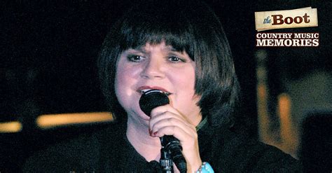 Country Music Memories: Ronstadt Reveals Parkinson's Diagnosis