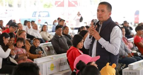 Entrega Edmundo Tlatehui calentadores solares en San Andrés Cholula