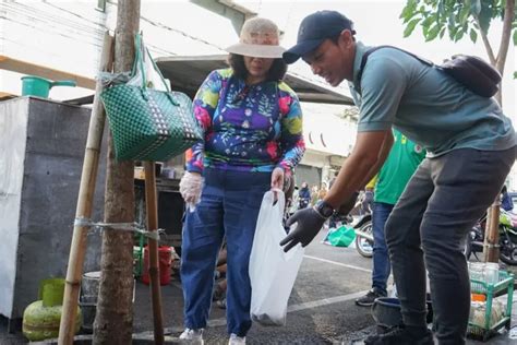 Masyarakat Kota Kediri Bersih Bersih Sampah Di Kawasan CFD Jalan Dhoho