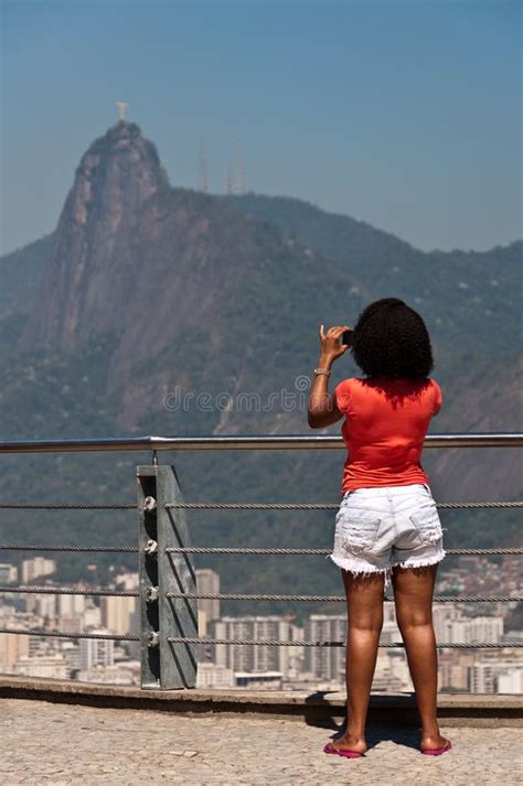 Mujer Brasileña En El Bikini Que Se Relaja En La Playa Foto de archivo Imagen de afro rizado