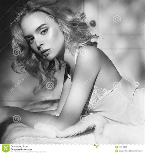 Blonde Sensuelle Dans Son Boudoir Image stock Image of désir femelle