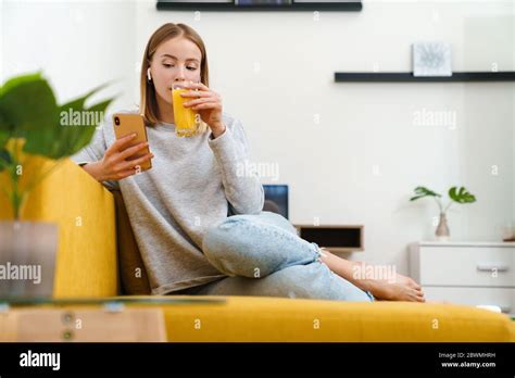 Belle Jeune Femme Blonde Portant Des V Tements D Contract S Reposant Sur Un Canap La Maison