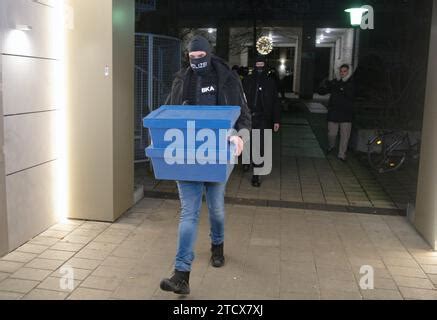 Berlin Deutschland Dezember Polizisten Verlassen Ein Haus Mit