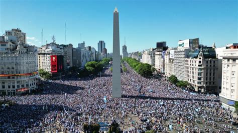 Cientos De Miles De Argentinos Coparon El Obelisco Para Festejar Con