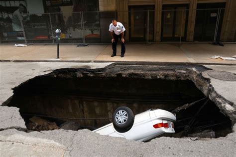 Un Enorme Bache En Eeuu Se Traga Un Auto Entero