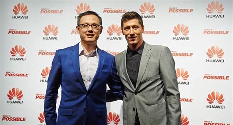 Lewandowski finalizó contrato comercial con Huawei que fue acusada de