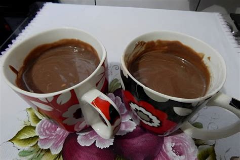 Chocolate quente cremoso e fácil de fazer ingredientes que você tem