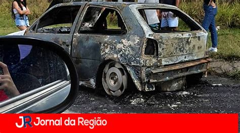 Dois carros pegam fogo em Jundiaí neste domingo JORNAL DA REGIÃO