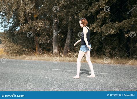 Ragazza Che Cammina A Piedi Nudi Sulla Strada Sul Concetto Di Estate E