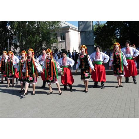 Замовити пошиття національних костюмів для танцювальних колективів