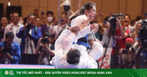 Hot girl Jujitsu của Campuchia rơi lệ vì thua ở trận đấu xấu xí