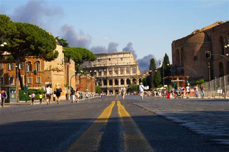 Roma Via Dei Fori Imperiali Interamente Pedonalizzata E Chiusa Al Traffico