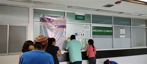 Entre La Enfermedad Y El Calor Esperan Derechohabientes Del IMSS En