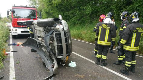 Incidente Fermo Oggi Sbanda E Si Schianta Con L Auto