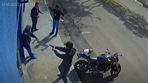 Assaltante tenta roubar moto e quebra chave na ignição veja vídeo