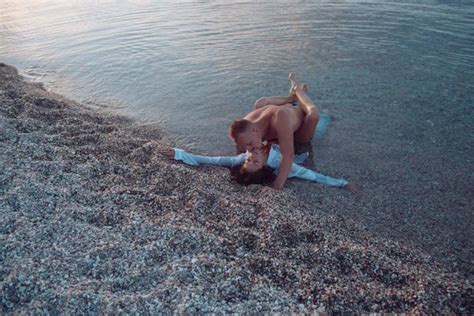 Sex am Strand Konzept Paar voller Begierde haben Sex auf dem Sand der Küste sinnliche