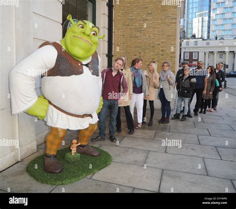 Starbucks Shrek photocall - Starbucks becomes a Pop-Up "Farbucks" to ...