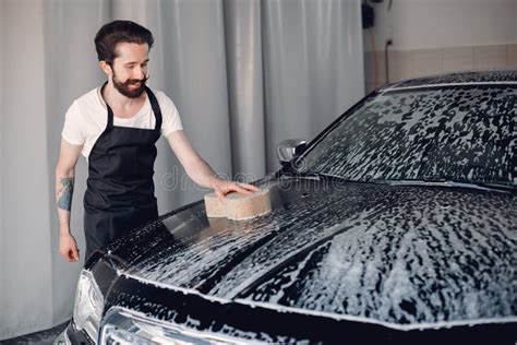 Homem Lavando Seu Carro Em Uma Garagem Foto De Stock Imagem De Sujo