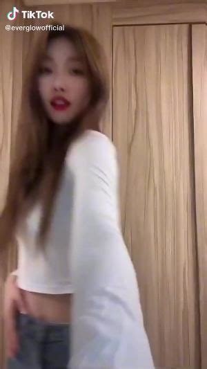 Everglow Sihyeon Ass In Jeans And Midriff