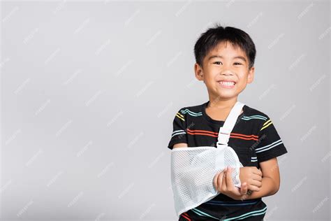 Сломанная рука Маленький милый мальчик 5 лет сломана кость руки в ...