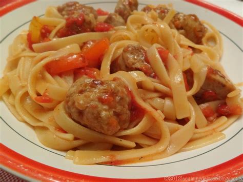 La cuisine de Josée Saucisses poivrons et tomates sur linguines