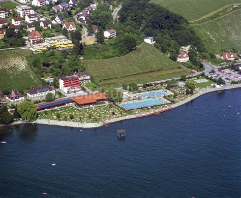 Luftaufnahme Meersburg Badegäste auf den Liegewiesen am Schwimmbecken