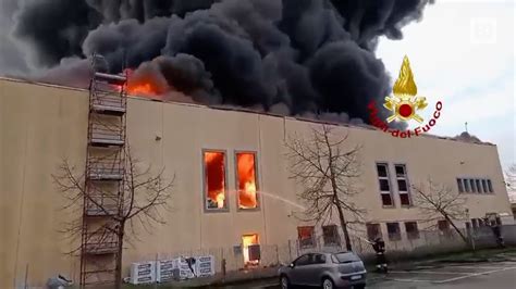 Incendio Nel Milanese Fiamme In Un Capannone Youtube