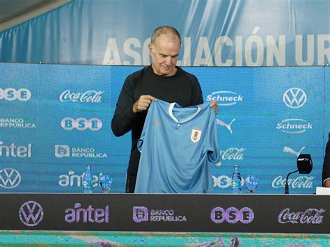 Marcelo Bielsa asumió como DT de Uruguay la anécdota con su esposa que