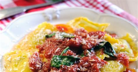 Ravioli Mit Ricottaf Llung Und Tomatensauce Rezept Eat Smarter