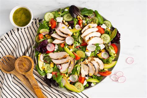 Salade de poulet grillé avec maïs et féta Poulet ca