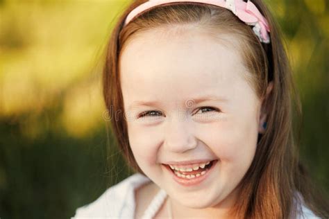 Un Retrato Grande De Una Muchacha Gay Emocional Foto De Archivo Imagen De Poco Ocasional