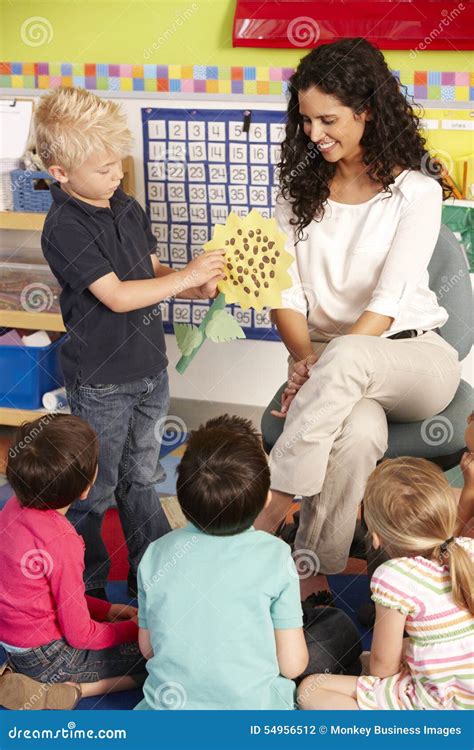 Gruppe Grundlegende Alters Schulkinder In Der Klasse Mit Lehrer