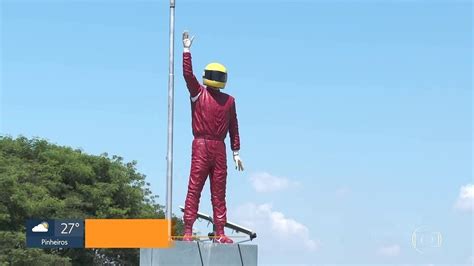 Estátua de Ayrton Senna inaugurada em rodovia tinha sido proibida pela