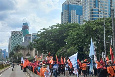 Demo Di Patung Kuda Massa Buruh Mulai Berdatangan