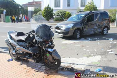 Dos Ferits Greus En Un Accident Entre Un Cotxe I Una Moto A LAvda