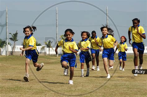 Image Of Girl Children Participating In A Running Race Ia622478 Picxy