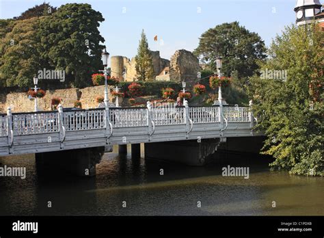 England Kent Tonbridge Castle Bridge Over River Medway Stock Photo