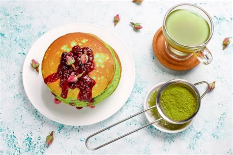 Cr Pes Vertes La Poudre De Matcha Avec De La Confiture Rouge Vue Du