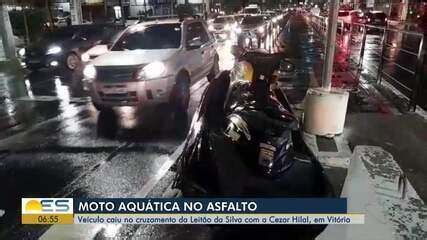 Moto aquática cai de carroceria e fica abandonada no cruzamento de