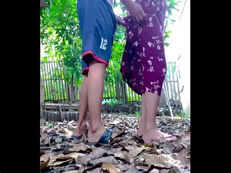 La sensación de follar a la mujer del vecino en el jardín trasero XVIDEOS