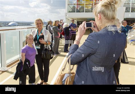 Ellie Simmonds nageuse paralympique à droite et Chris Cook ancien