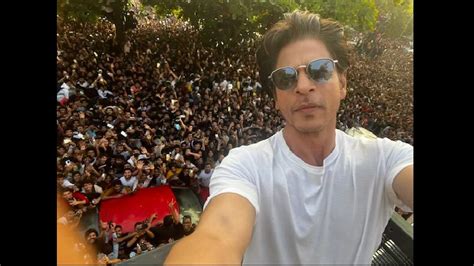 Shah Rukh Khan Shah Rukh Khan Clicks Selfie With Fans Outside Of